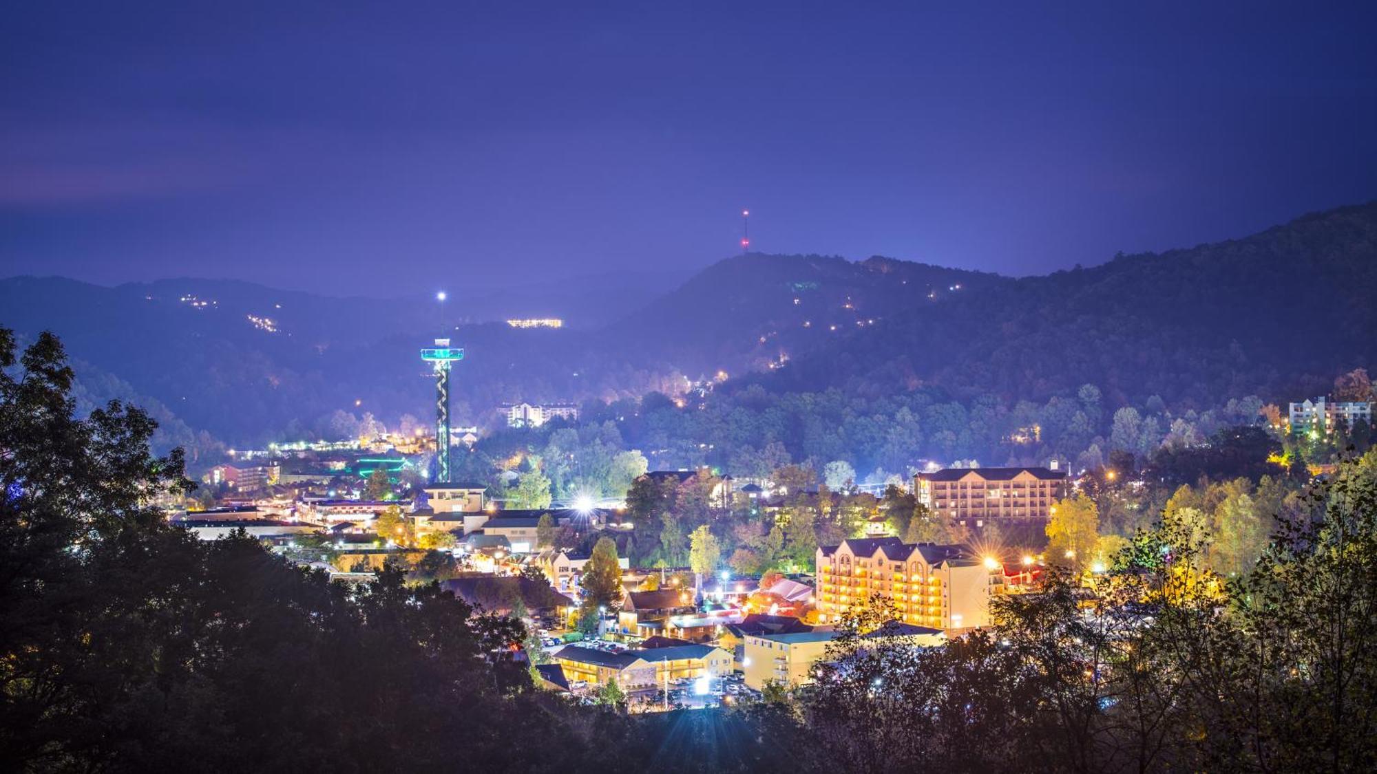Smoky Bear Lodge With Guest House, Hot Tub, 1089 Free Tickets Each Paid Day, Dollywood And More Sevierville Kültér fotó